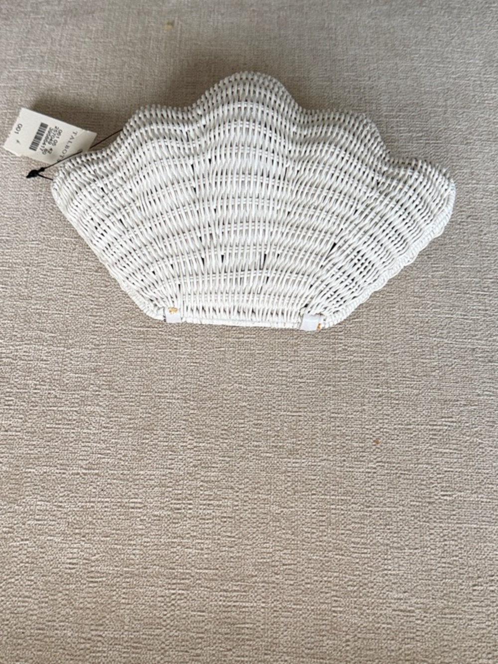 NWT White Woven Wicker Shell Shaped Clutch Hand Bag with Gold Chain